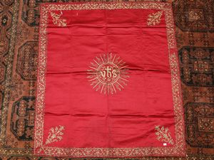 Due pannelli ricamati in seta  - Asta Arredi e dipinti da un antico palazzo marchigiano - Associazione Nazionale - Case d'Asta italiane