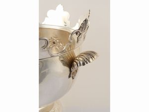 Grande centrotavola rinfrescatoio in argento sterling  - Asta Arredi e dipinti da un antico palazzo marchigiano - Associazione Nazionale - Case d'Asta italiane