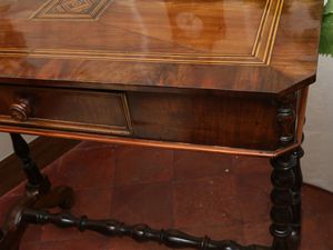 Piccolo scrittoio in noce  - Asta Arredi e dipinti da un antico palazzo marchigiano - Associazione Nazionale - Case d'Asta italiane