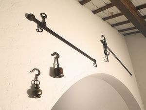 Due antiche stadere in ferro  - Asta Arredi e dipinti da un antico palazzo marchigiano - Associazione Nazionale - Case d'Asta italiane