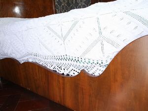 Letto matrimoniale impiallacciato in piuma di noce  - Asta Arredi e dipinti da un antico palazzo marchigiano - Associazione Nazionale - Case d'Asta italiane