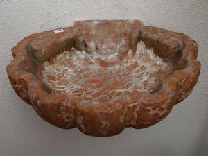 Coppia di acquasantiere in marmo rosso di Verona  - Asta Arredi e dipinti da un antico palazzo marchigiano - Associazione Nazionale - Case d'Asta italiane