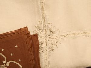 Quattro tovaglie d'epoca  - Asta Arredi e dipinti da un antico palazzo marchigiano - Associazione Nazionale - Case d'Asta italiane