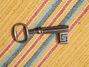 Secretaire cassaforte in ciliegio  - Asta Arredi e dipinti da un antico palazzo marchigiano - Associazione Nazionale - Case d'Asta italiane