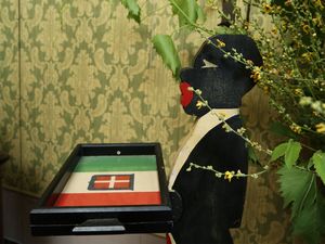 Servomuto coloniale in legno tenero laccato  - Asta Arredi e dipinti da un antico palazzo marchigiano - Associazione Nazionale - Case d'Asta italiane