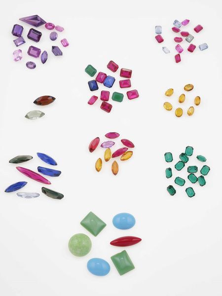 Grande lotto composto da pietre dure matriali vari, gemme sintetiche montate e smontate, oggetti in corallo e conchiglia, resine, oggetti in madre perla  - Asta Gioielli - Associazione Nazionale - Case d'Asta italiane