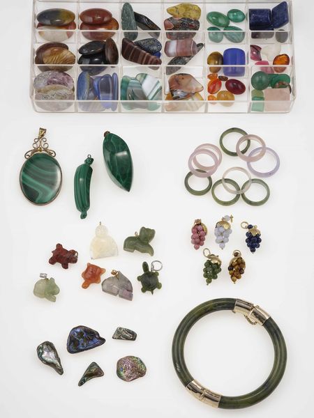 Grande lotto composto da pietre dure matriali vari, gemme sintetiche montate e smontate, oggetti in corallo e conchiglia, resine, oggetti in madre perla  - Asta Gioielli - Associazione Nazionale - Case d'Asta italiane