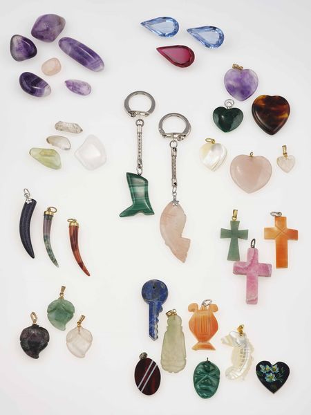 Grande lotto composto da pietre dure matriali vari, gemme sintetiche montate e smontate, oggetti in corallo e conchiglia, resine, oggetti in madre perla  - Asta Gioielli - Associazione Nazionale - Case d'Asta italiane