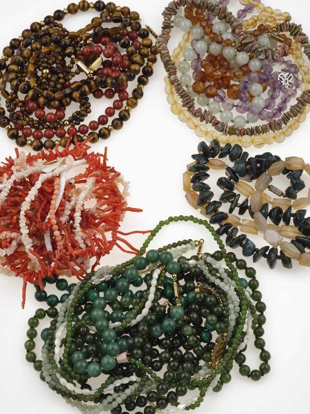 Grande lotto composto da pietre dure matriali vari, gemme sintetiche montate e smontate, oggetti in corallo e conchiglia, resine, oggetti in madre perla  - Asta Gioielli - Associazione Nazionale - Case d'Asta italiane