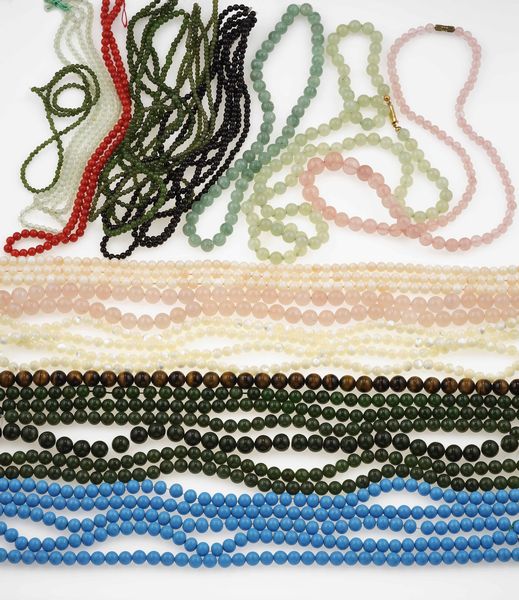 Grande lotto composto da pietre dure matriali vari, gemme sintetiche montate e smontate, oggetti in corallo e conchiglia, resine, oggetti in madre perla  - Asta Gioielli - Associazione Nazionale - Case d'Asta italiane