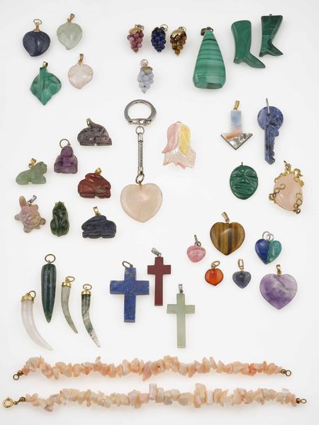 Grande lotto composto da pietre dure matriali vari, gemme sintetiche montate e smontate, oggetti in corallo e conchiglia, resine, oggetti in madre perla  - Asta Gioielli - Associazione Nazionale - Case d'Asta italiane