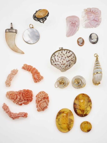 Grande lotto composto da pietre dure matriali vari, gemme sintetiche montate e smontate, oggetti in corallo e conchiglia, resine, oggetti in madre perla  - Asta Gioielli - Associazione Nazionale - Case d'Asta italiane