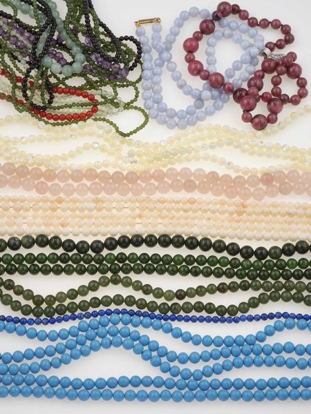 Grande lotto composto da pietre dure matriali vari, gemme sintetiche montate e smontate, oggetti in corallo e conchiglia, resine, oggetti in madre perla  - Asta Gioielli - Associazione Nazionale - Case d'Asta italiane