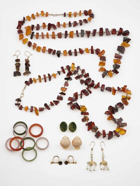 Grande lotto composto da pietre dure matriali vari, gemme sintetiche montate e smontate, oggetti in corallo e conchiglia, resine, oggetti in madre perla  - Asta Gioielli - Associazione Nazionale - Case d'Asta italiane