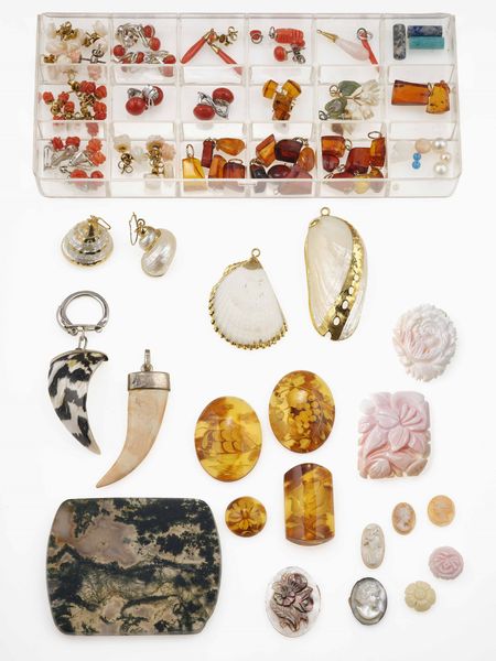 Grande lotto composto da pietre dure matriali vari, gemme sintetiche montate e smontate, oggetti in corallo e conchiglia, resine, oggetti in madre perla  - Asta Gioielli - Associazione Nazionale - Case d'Asta italiane