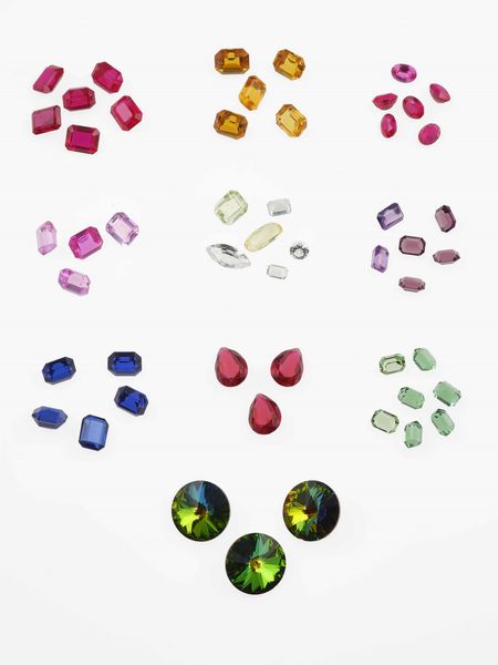 Grande lotto composto da pietre dure matriali vari, gemme sintetiche montate e smontate, oggetti in corallo e conchiglia, resine, oggetti in madre perla  - Asta Gioielli - Associazione Nazionale - Case d'Asta italiane