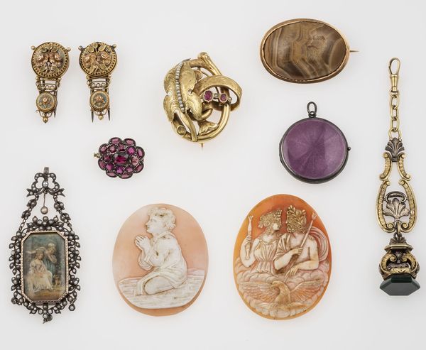 Lotto composto da due cammei, tre spille, un sigillo, due pendenti ed un paio di clips  - Asta Gioielli - Associazione Nazionale - Case d'Asta italiane