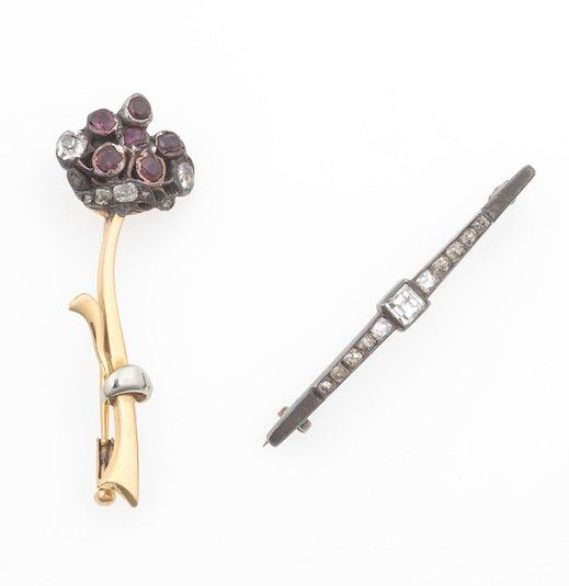 Lotto composto da due spille  - Asta Gioielli - Associazione Nazionale - Case d'Asta italiane