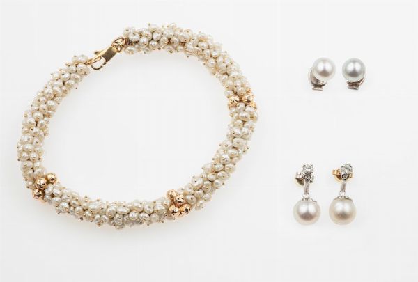 Lotto composto da due paia di orecchini ed un bracciale con perle  - Asta Gioielli - Associazione Nazionale - Case d'Asta italiane