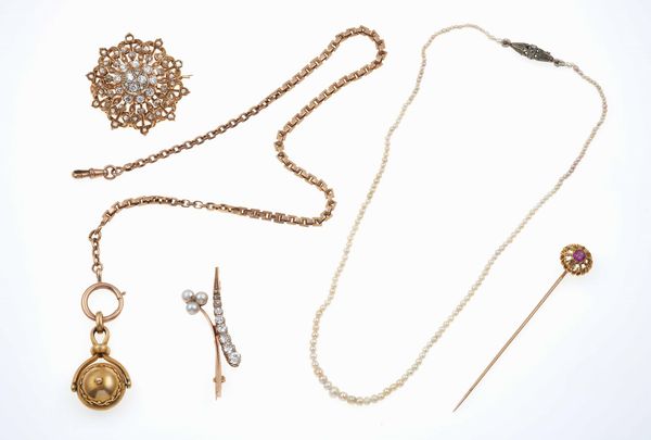 Lotto composto da due spille, una spilla da cravatta, una collana ed una catena da orologio  - Asta Gioielli - Associazione Nazionale - Case d'Asta italiane