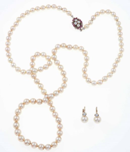 Lunga collana di perle coltivate ed un paio di orecchino  - Asta Gioielli - Associazione Nazionale - Case d'Asta italiane