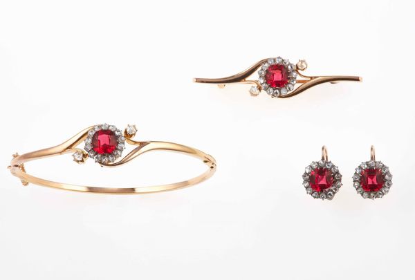 Parure composta da bracciale, spilla ed orecchini con pasta vitrea arancione e diamanti taglio rosa  - Asta Gioielli - Associazione Nazionale - Case d'Asta italiane