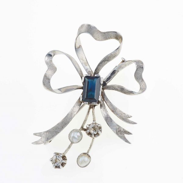 Lotto composto da due spille con diamanti, uno zaffiro e perline  - Asta Gioielli - Associazione Nazionale - Case d'Asta italiane