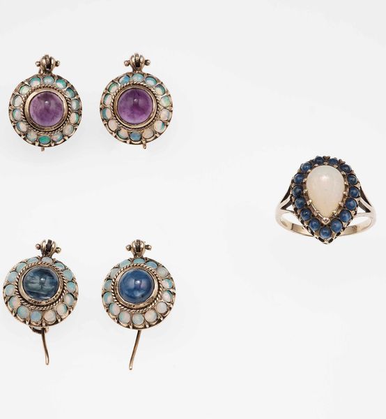 Lotto composto da due paia di orecchini ed un anello con opali, ametiste e zaffiri  - Asta Gioielli - Associazione Nazionale - Case d'Asta italiane