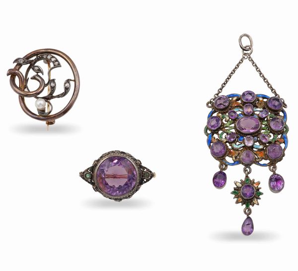 Lotto composto da due spille ed un pendente, smalti e ametiste  - Asta Gioielli - Associazione Nazionale - Case d'Asta italiane