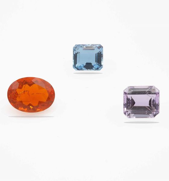 Lotto composto da una kunzite di ct 11.41, un opale di fuoco di ct 10.58, fessurato ed una acquamarina di ct 5.73  - Asta Gioielli - Associazione Nazionale - Case d'Asta italiane