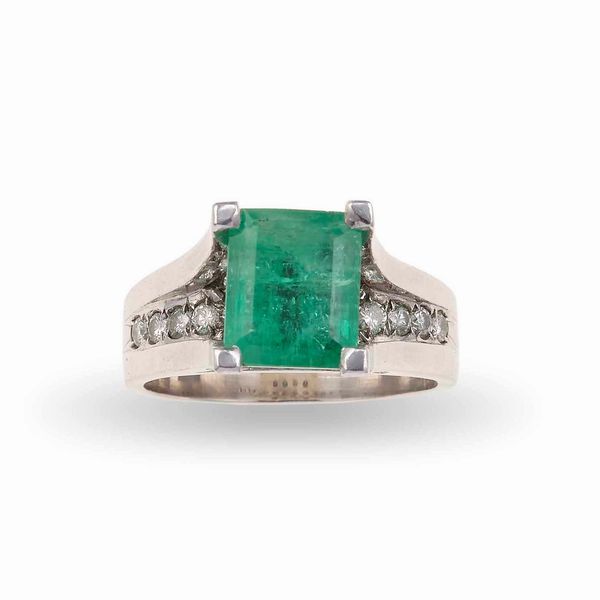 Anello con smeraldo Brasile di ct 2.30 circa e diamanti  - Asta Gioielli - Associazione Nazionale - Case d'Asta italiane