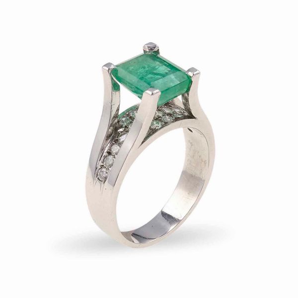 Anello con smeraldo Brasile di ct 2.30 circa e diamanti  - Asta Gioielli - Associazione Nazionale - Case d'Asta italiane