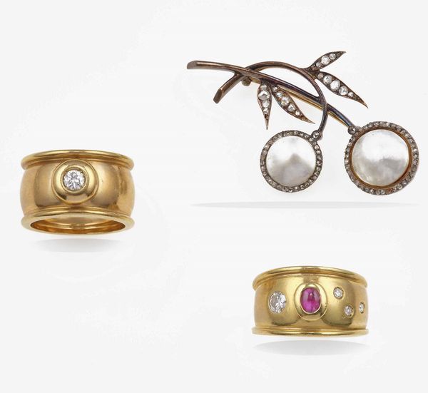 Lotto composto da due anelli a fascia con diamanti ed una spilla con perle mab�  - Asta Gioielli - Associazione Nazionale - Case d'Asta italiane