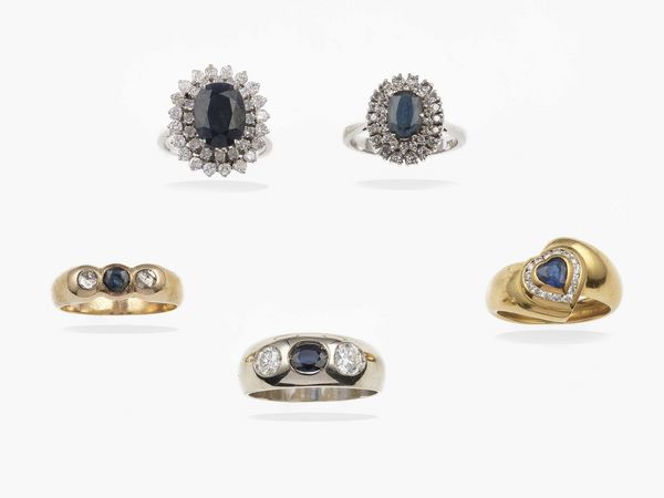 Lotto composto da cinque anelli con zaffiri naturali e sintetici e diamanti  - Asta Gioielli - Associazione Nazionale - Case d'Asta italiane