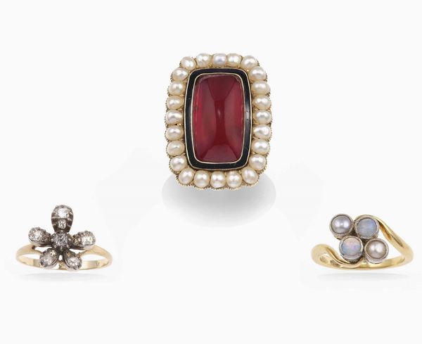 Lotto composto da tre anelli con perline, opali, diamanti di vecchio taglio e smalto  - Asta Gioielli - Associazione Nazionale - Case d'Asta italiane