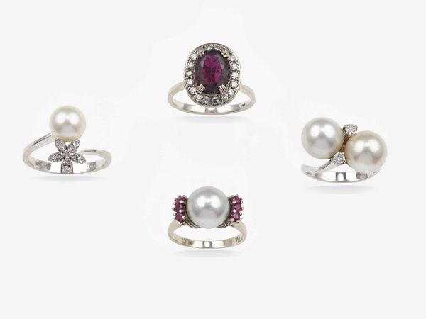 Lotto composto da quattro anelli con perle coltivate, piccoli diamanti, piccoli rubini ed un granato  - Asta Gioielli - Associazione Nazionale - Case d'Asta italiane