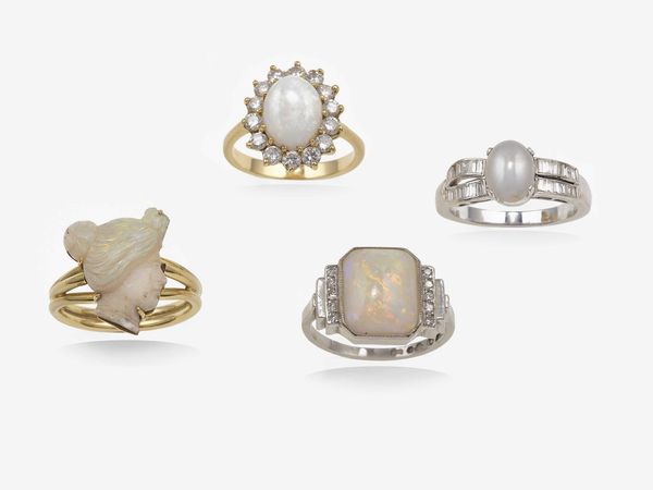 Lotto composto da tre anelli con opale ed un anello con clair de lune e diamanti  - Asta Gioielli - Associazione Nazionale - Case d'Asta italiane