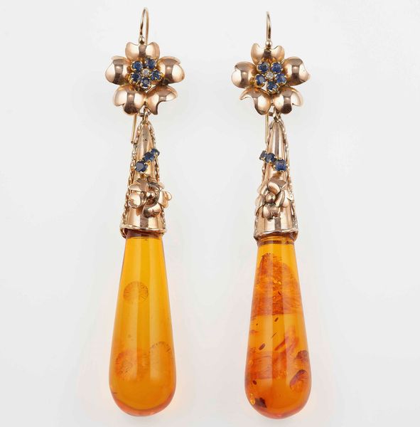 Orecchini pendenti con ambra rigenerata e piccoli zaffiri  - Asta Gioielli - Associazione Nazionale - Case d'Asta italiane
