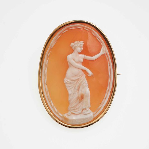 Spilla con cammeo su conchiglia raffigurante Venere  - Asta Gioielli - Associazione Nazionale - Case d'Asta italiane