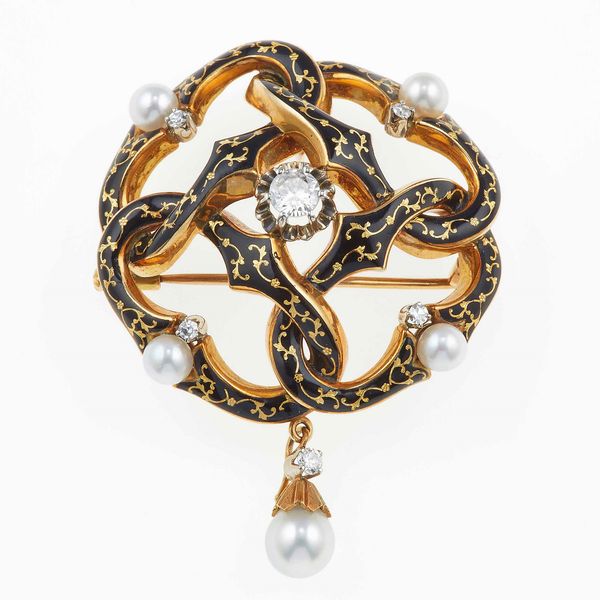 Lotto composto da una spilla con diamanti taglio rosa ed una spilla/pendente con smalto nero, perle e diamante centrale  - Asta Gioielli - Associazione Nazionale - Case d'Asta italiane