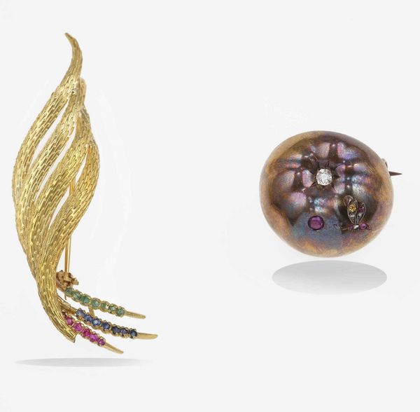 Lotto composto da una spilla foglia ed una spilla mela  - Asta Gioielli - Associazione Nazionale - Case d'Asta italiane
