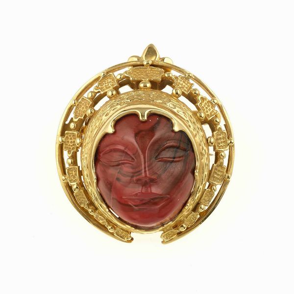 Pendente/spilla con diaspro rosso inciso  - Asta Gioielli - Associazione Nazionale - Case d'Asta italiane