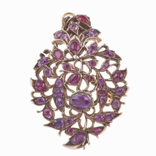 Pendente/spilla con corindoni  - Asta Gioielli - Associazione Nazionale - Case d'Asta italiane