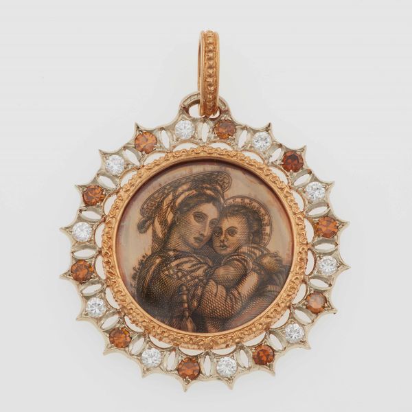 Pendente raffigurante Madonna con bambino, diamanti a contorno  - Asta Gioielli - Associazione Nazionale - Case d'Asta italiane