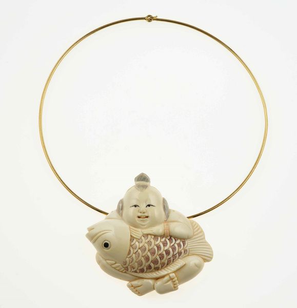 Girocollo con pendente in resina incisa  - Asta Gioielli - Associazione Nazionale - Case d'Asta italiane