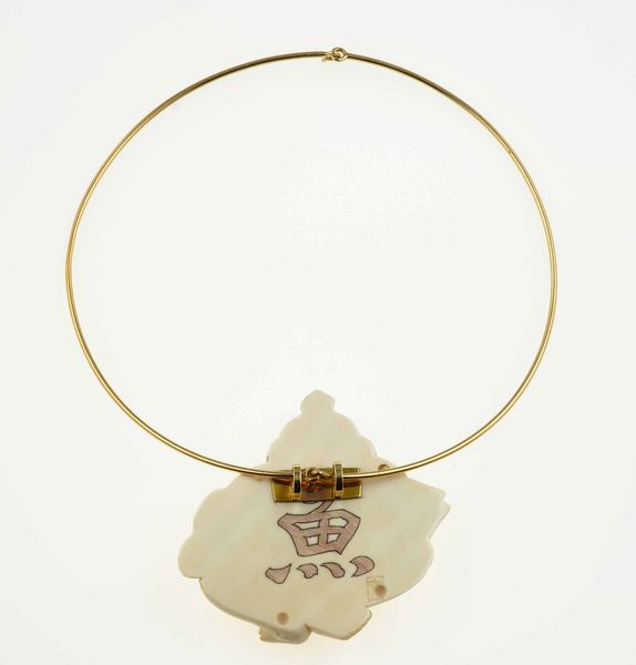 Girocollo con pendente in resina incisa  - Asta Gioielli - Associazione Nazionale - Case d'Asta italiane