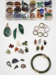 Grande lotto composto da pietre dure matriali vari, gemme sintetiche montate e smontate, oggetti in corallo e conchiglia, resine, oggetti in madre perla  - Asta Gioielli - Associazione Nazionale - Case d'Asta italiane