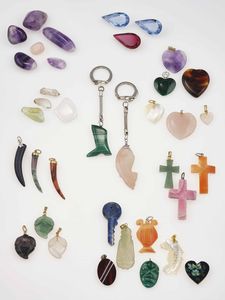 Grande lotto composto da pietre dure matriali vari, gemme sintetiche montate e smontate, oggetti in corallo e conchiglia, resine, oggetti in madre perla  - Asta Gioielli - Associazione Nazionale - Case d'Asta italiane