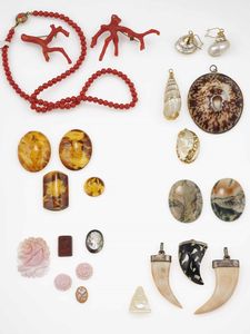 Grande lotto composto da pietre dure matriali vari, gemme sintetiche montate e smontate, oggetti in corallo e conchiglia, resine, oggetti in madre perla  - Asta Gioielli - Associazione Nazionale - Case d'Asta italiane