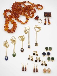 Grande lotto composto da pietre dure matriali vari, gemme sintetiche montate e smontate, oggetti in corallo e conchiglia, resine, oggetti in madre perla  - Asta Gioielli - Associazione Nazionale - Case d'Asta italiane